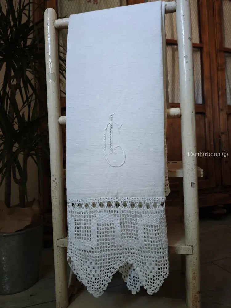Asciugamano con balze ad uncinetto e monogramma CI Asciugamano con balze ad uncinetto