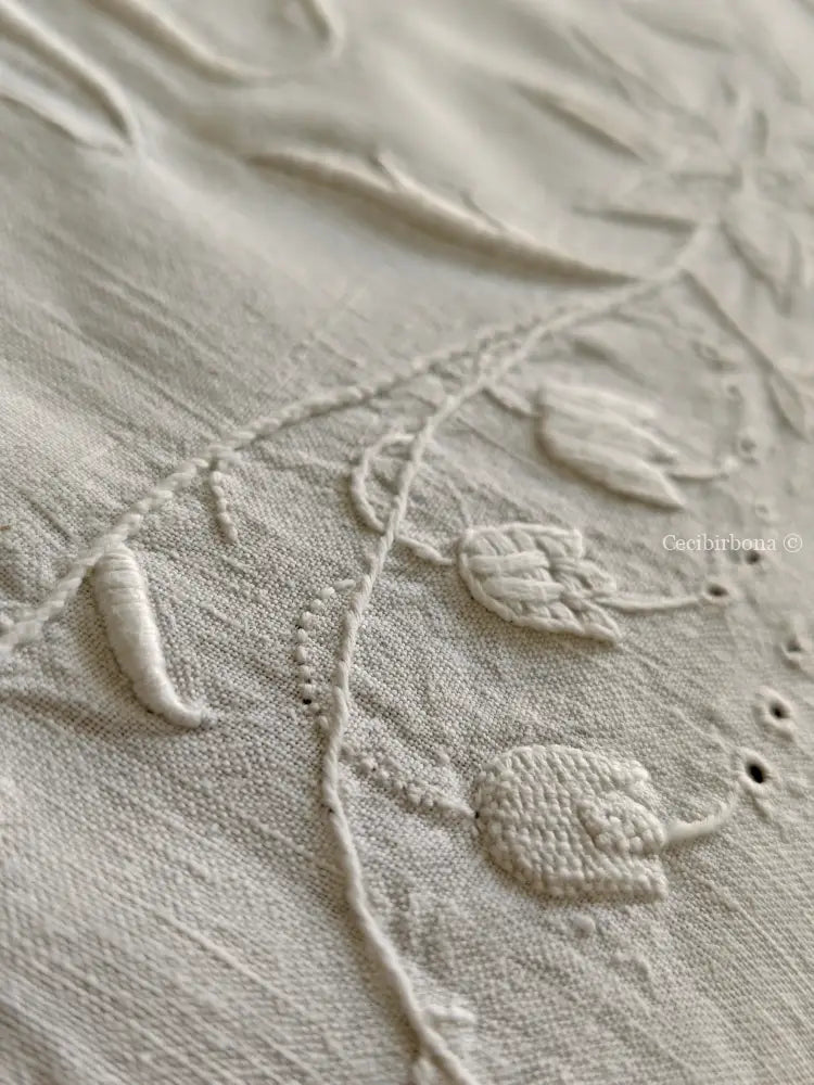 Asciugamano in lino ricamato con monogramma MT e balza Asciugamano in lino antico