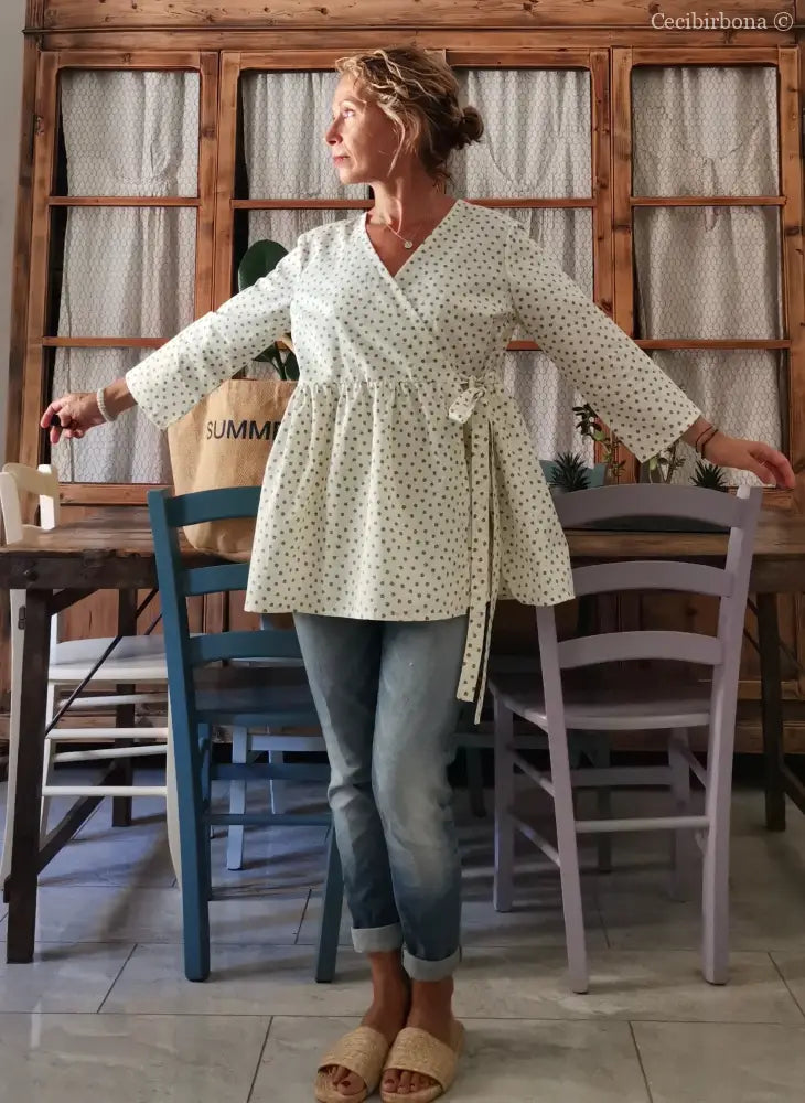 Camicia incrociata beige a fiorellini con maniche (Ref. 113) abbigliamento