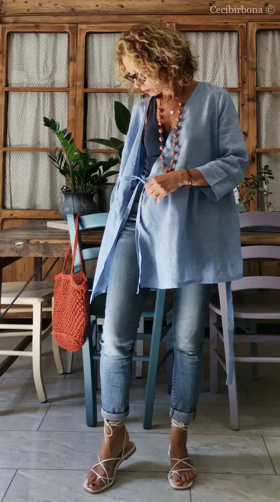 Camicia incrociata in lino celeste con maniche camicia donna