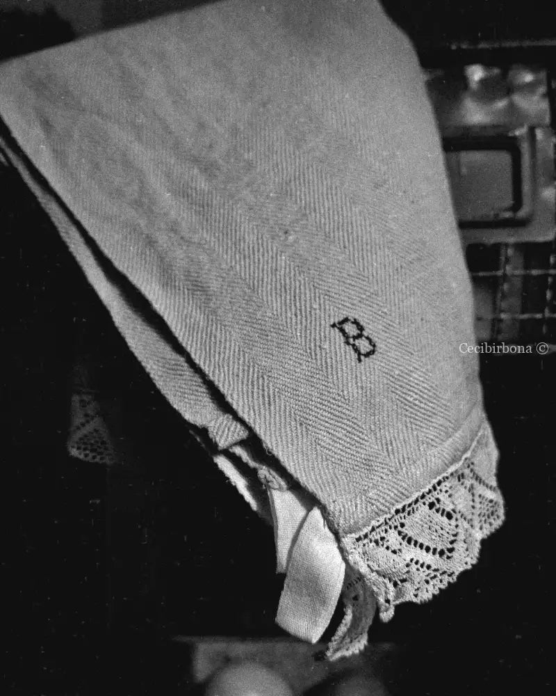 Canovaccio con pizzo e cifra rossa B Canovaccio