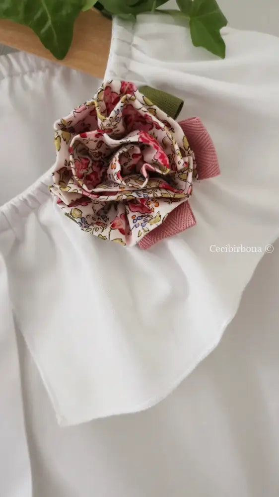 Grembiule bianco collo tondo bouquet di fiori per scuola materna ed elementare - grembiulino asilo ed elementari per