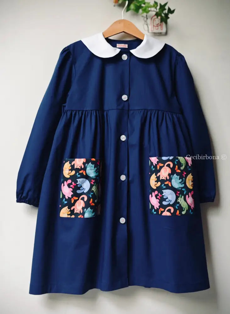 Grembiule blu con i gattini su base scura grembiule scuola bimba