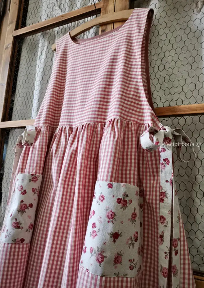 Grembiule da cucina in cotone a quadretti rosa e roselline (Ref. 317) grembiule donna tessuti moderni