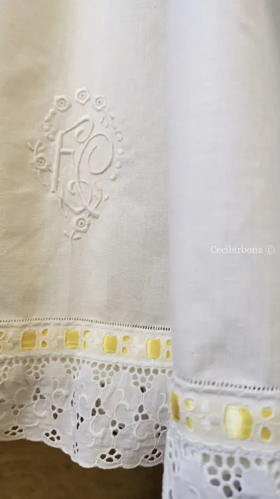 Grembiule da cucina in cotone con monogramma EC e bordo in pizzo con nastro giallo (Ref. 135) grembiule donna tessuti