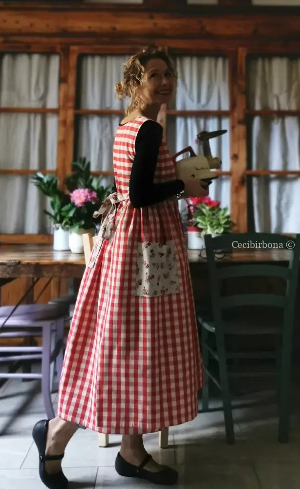 Grembiule da cucina per donna in cotone a quadri rossi e roselline (Ref. 76) grembiule donna tessuti moderni