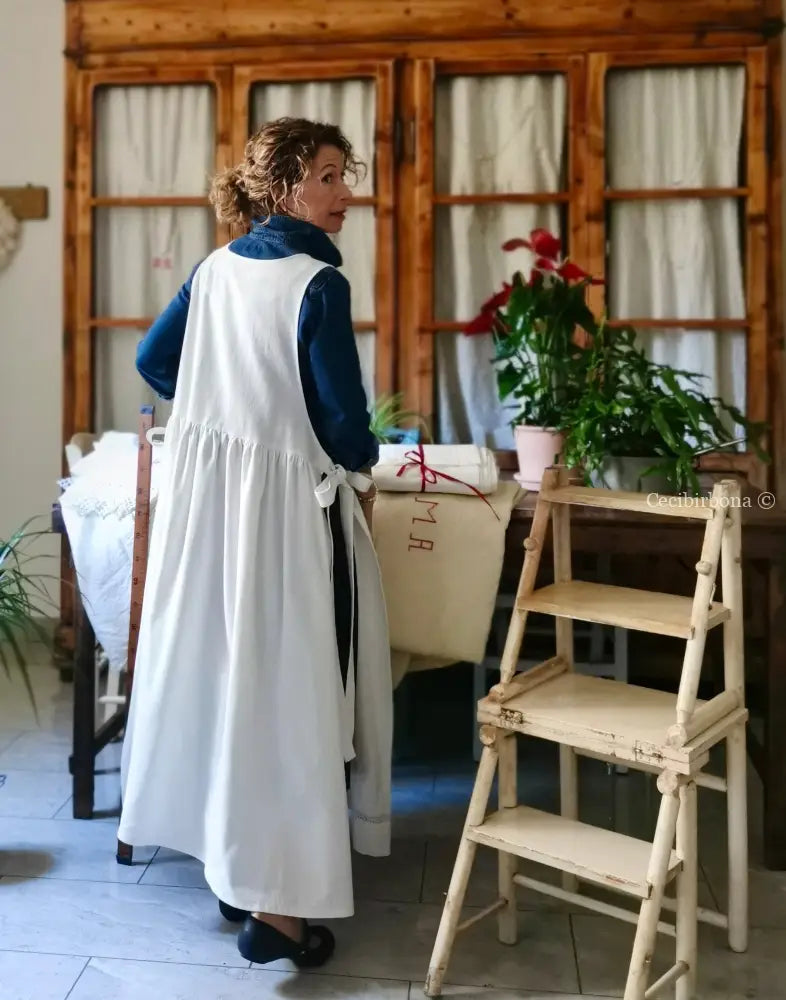 Grembiule in cotone ricamato con motivo a fiori e monogramma MP (Ref. 475) grembiule donna tessuti antichi