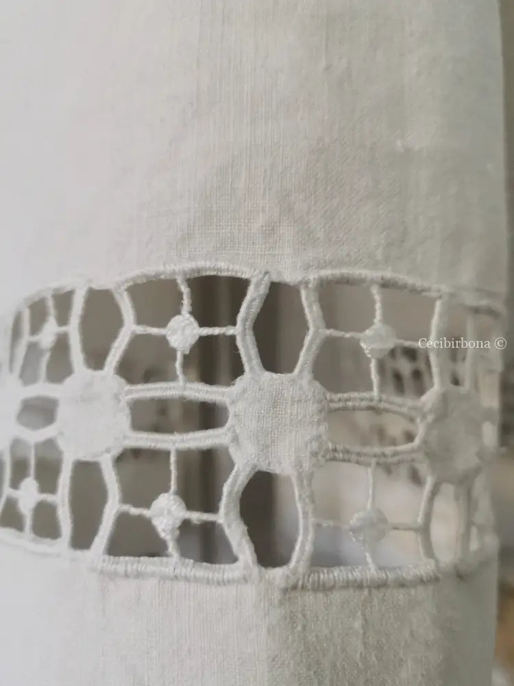 Grembiule in lino antico con sfilatura alta e monogramma ricamato grembiule donna antico