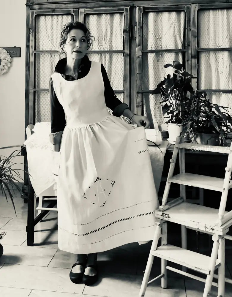 Grembiule in lino con sfilatura e monogramma AM (Ref. 474) grembiule donna tessuti antichi