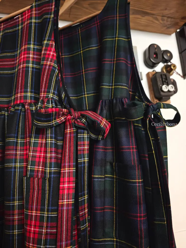 Grembiule in pura lana tartan nera rossa e verde (Ref. 420) grembiule donna tessuti moderni