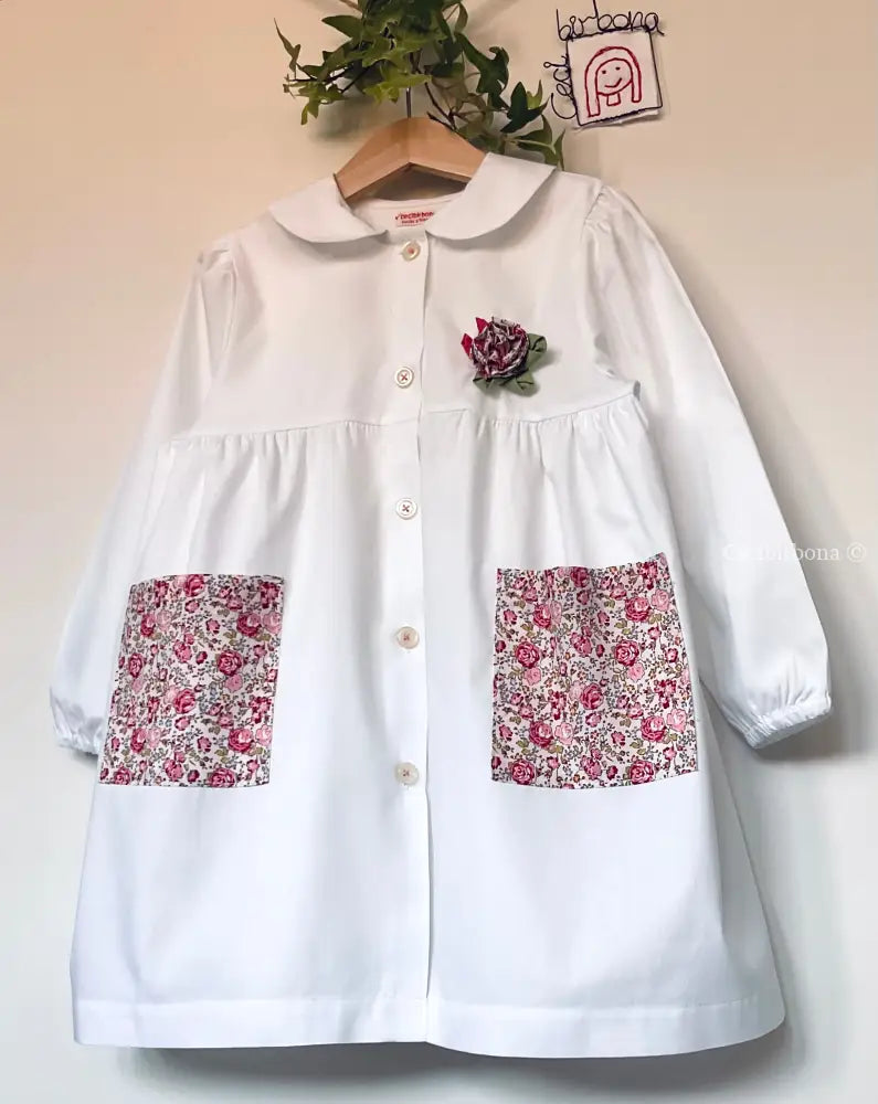 Il grembiulino con le rose e i lillà - Grembiule bianco per asilo con tasche a fiorellini rosa e colletto tondo