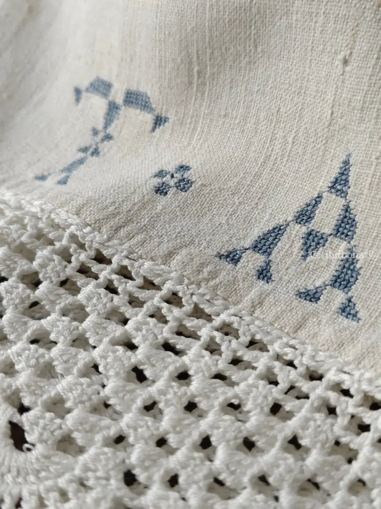 Telo con bordi all’uncinetto e iniziali TA in celeste accessori cucina