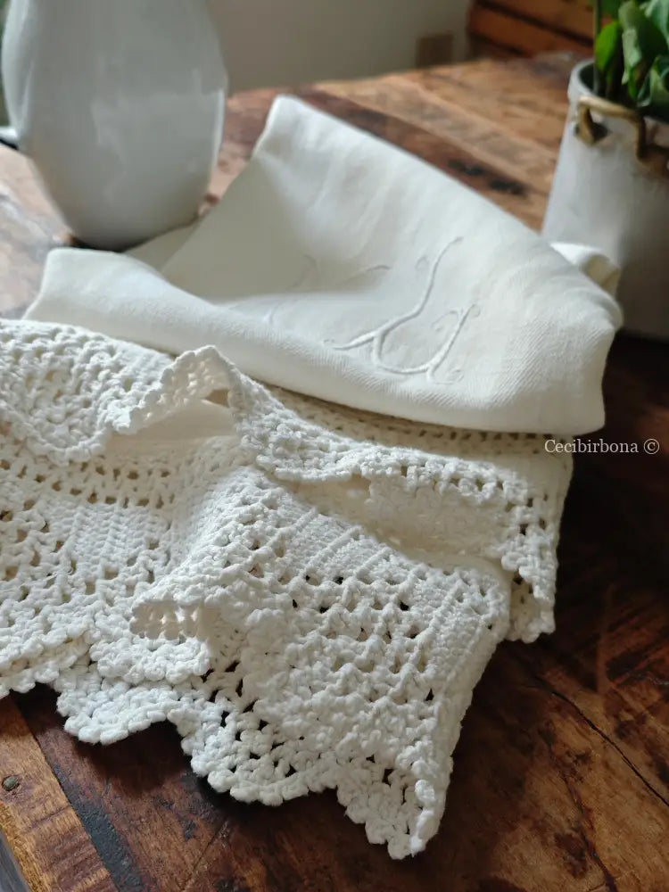 Telo in cotone spigato con balze uncinetto e monogramma NL biancheria antica per la casa