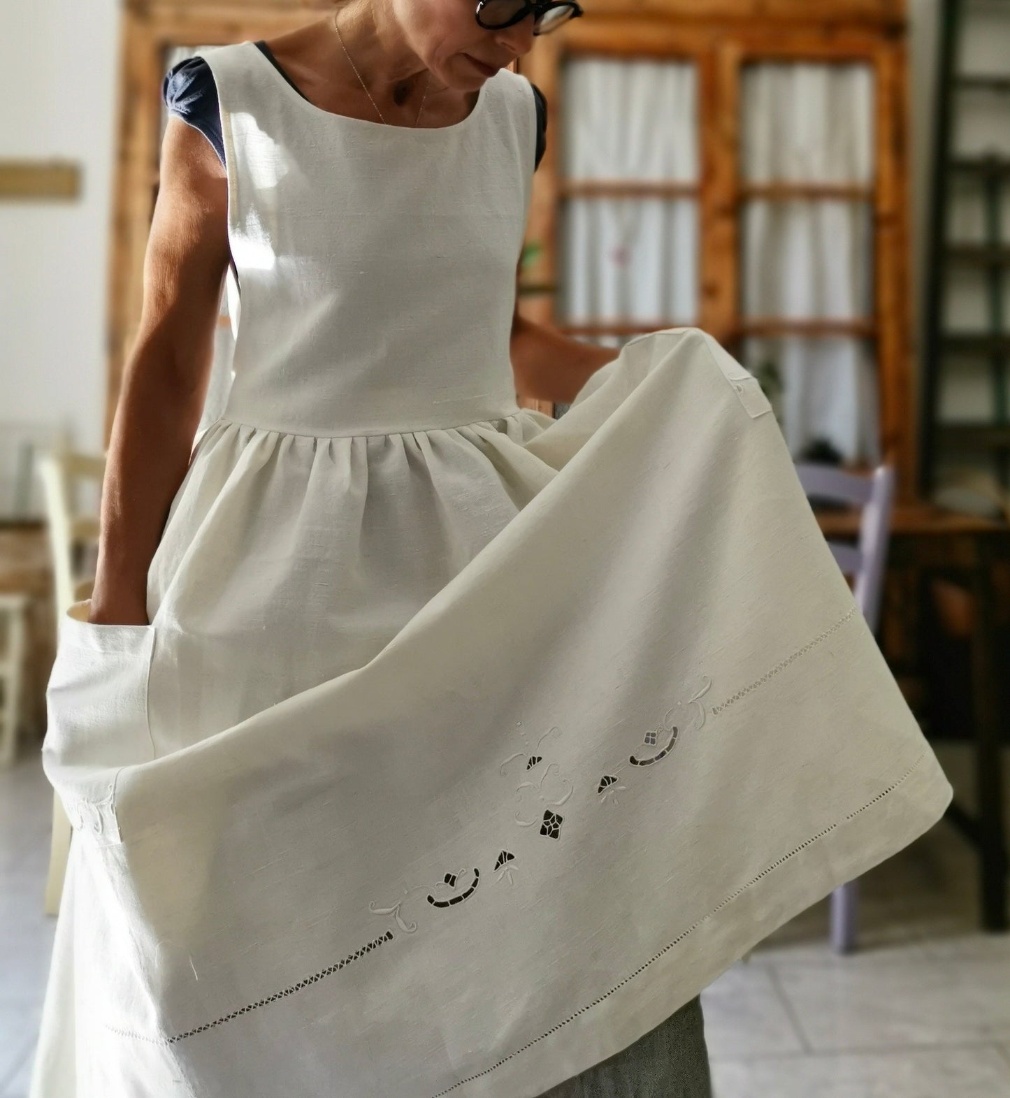 Grembiule in lino antico con ricamo ad intaglio