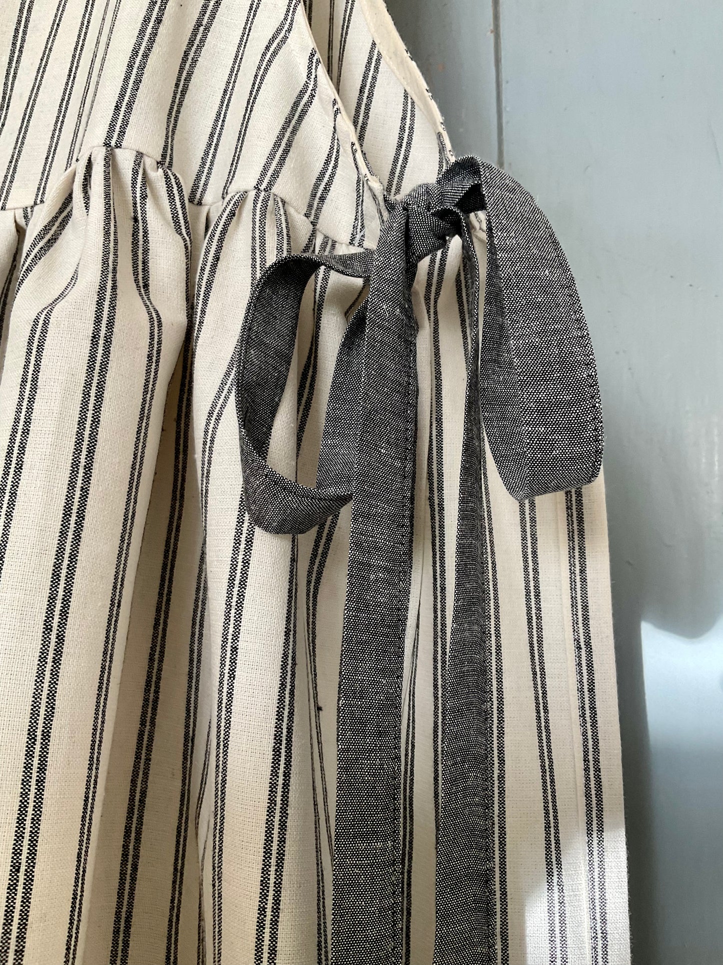 Grembiule da cucina per donna in lino panna a righe grigie