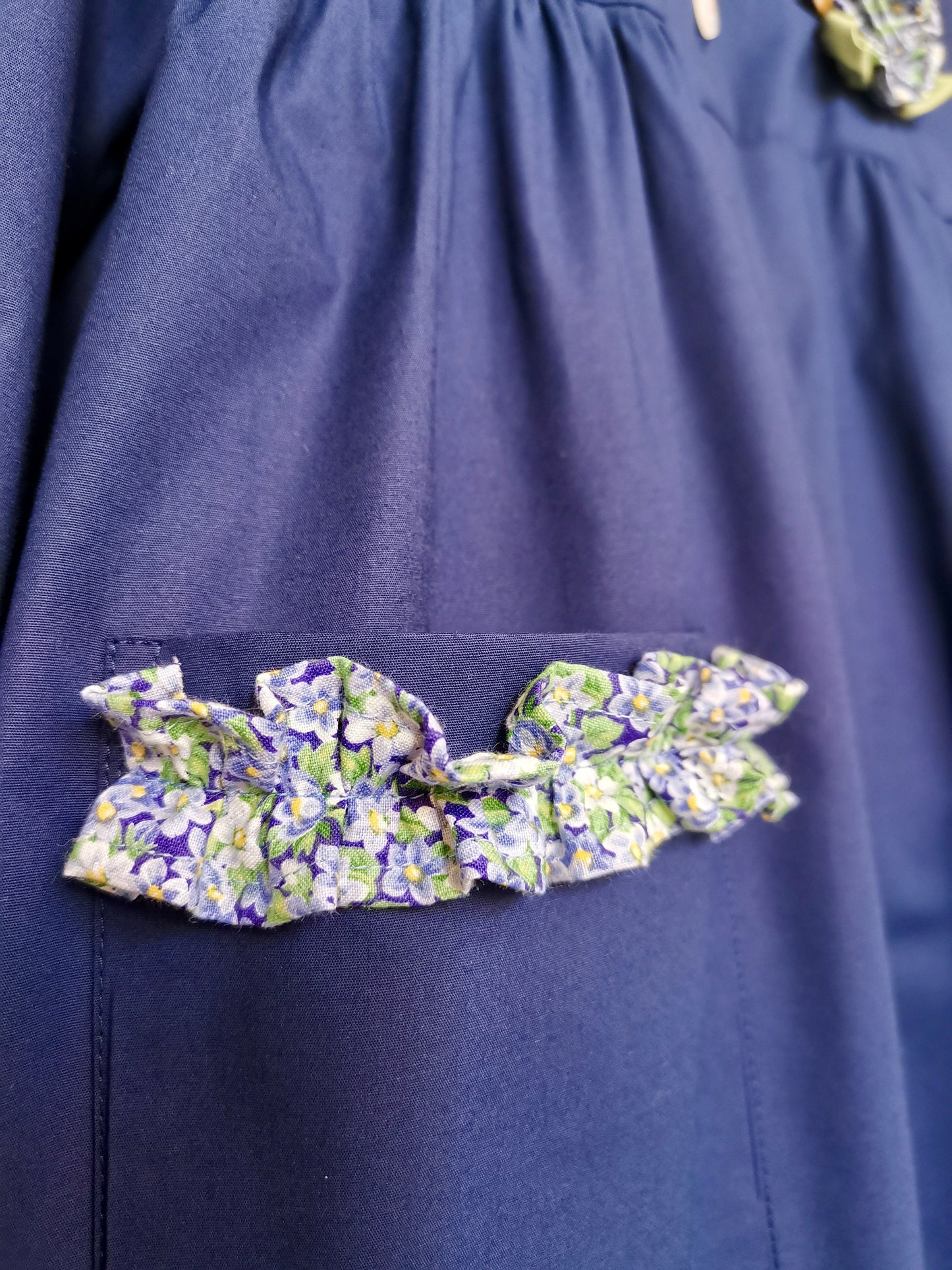 Riservato il grembiulino blu con fiore e rouches e colletto pierrot per scuola primaria