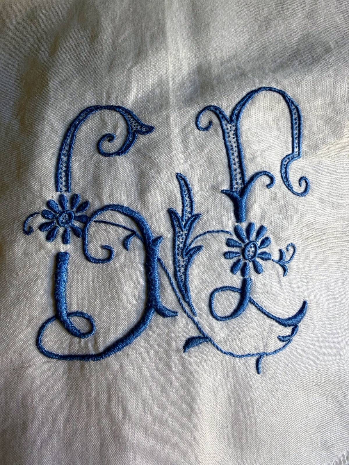 Grembiule con monogramma azzurro GL e sfilatura (Ref. 536)