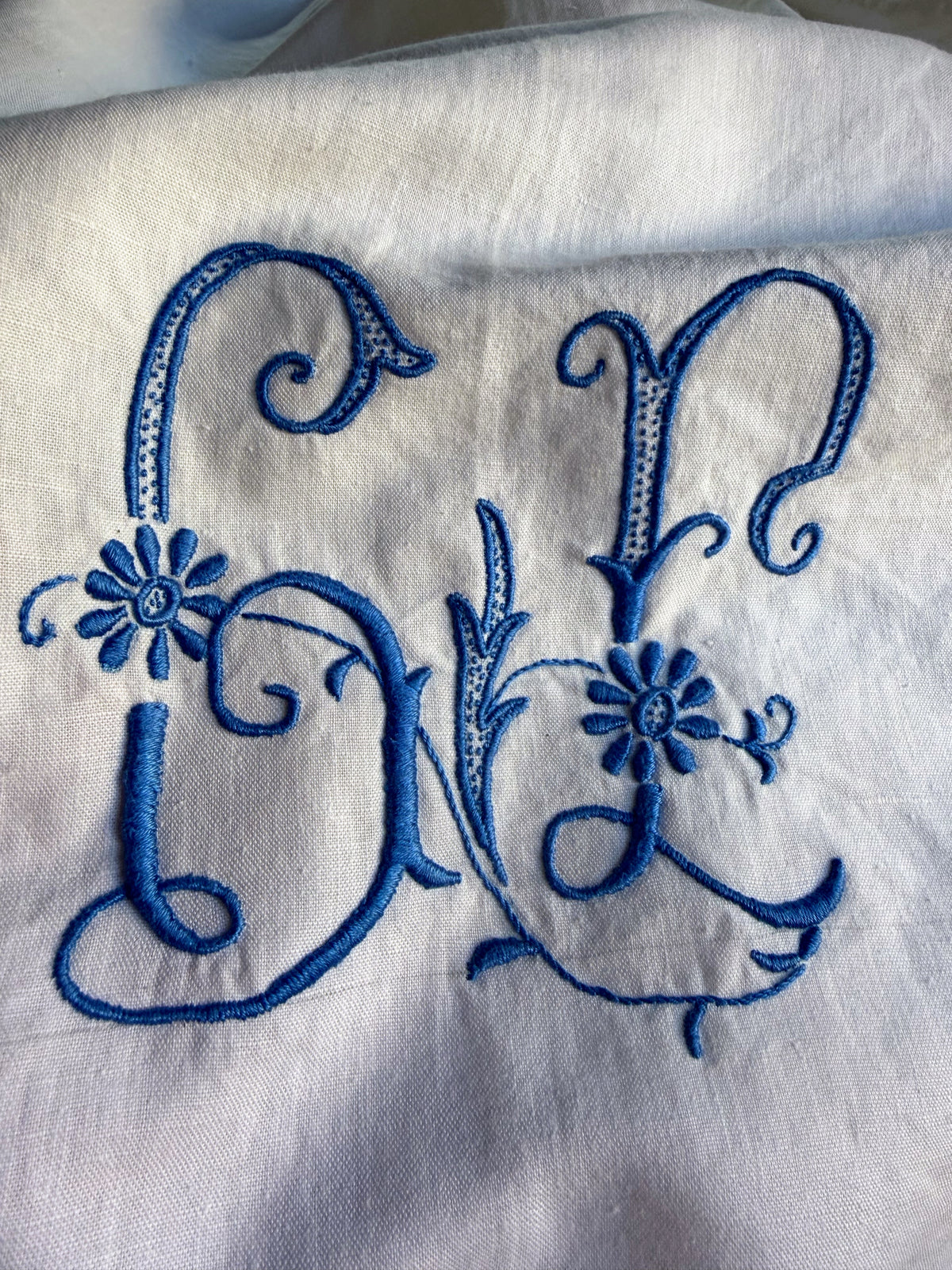 Grembiule con monogramma azzurro GL e sfilatura (Ref. 536)