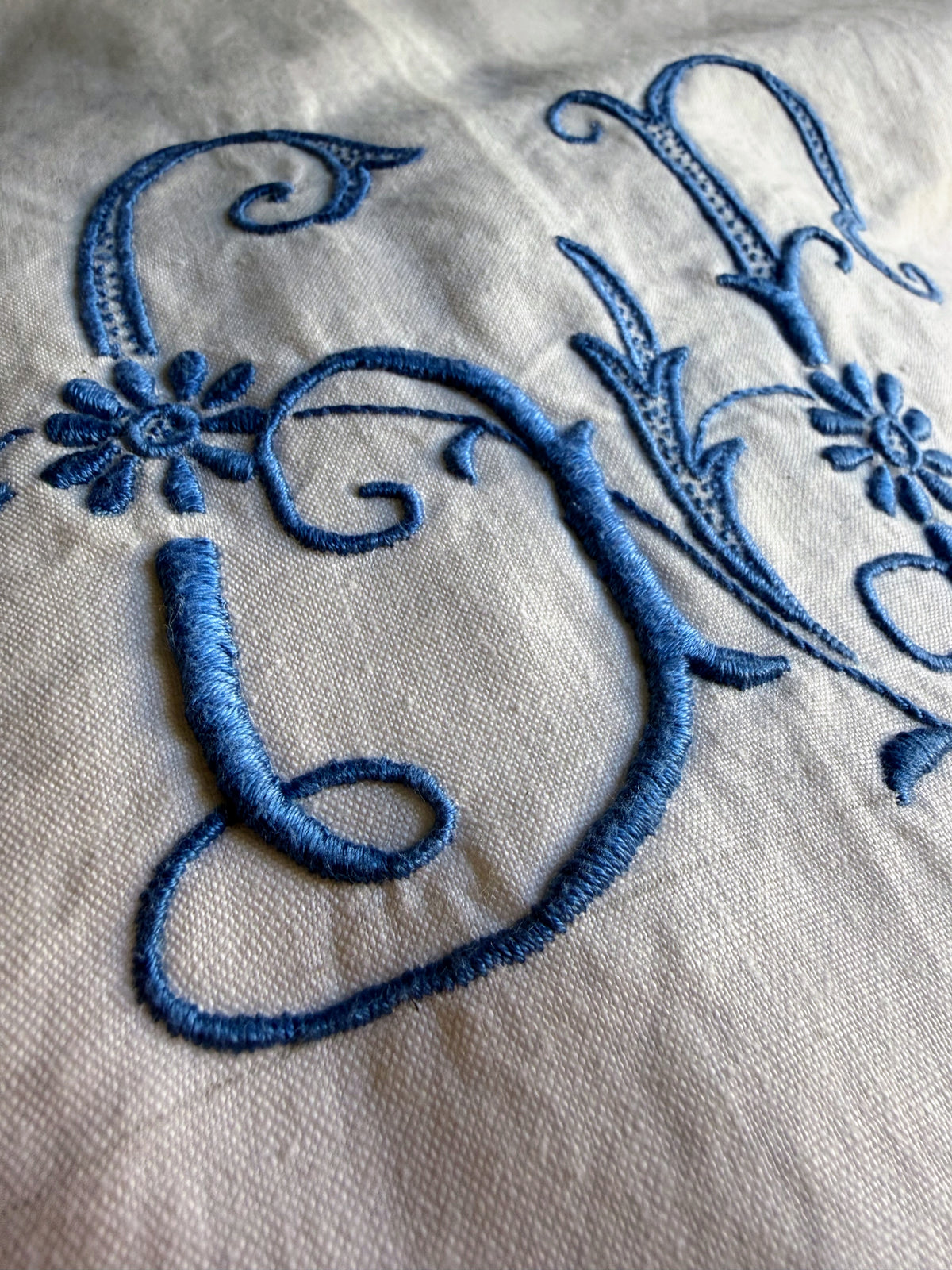 Grembiule con monogramma azzurro GL e sfilatura (Ref. 536)