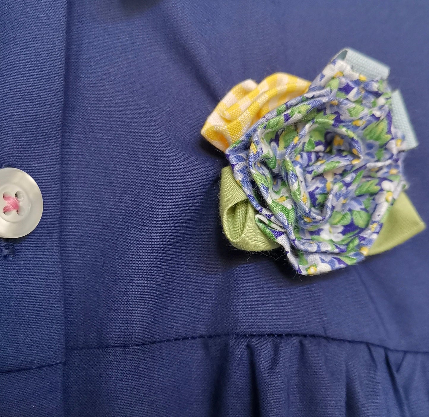 Riservato il grembiulino blu con fiore e rouches e colletto pierrot per scuola primaria