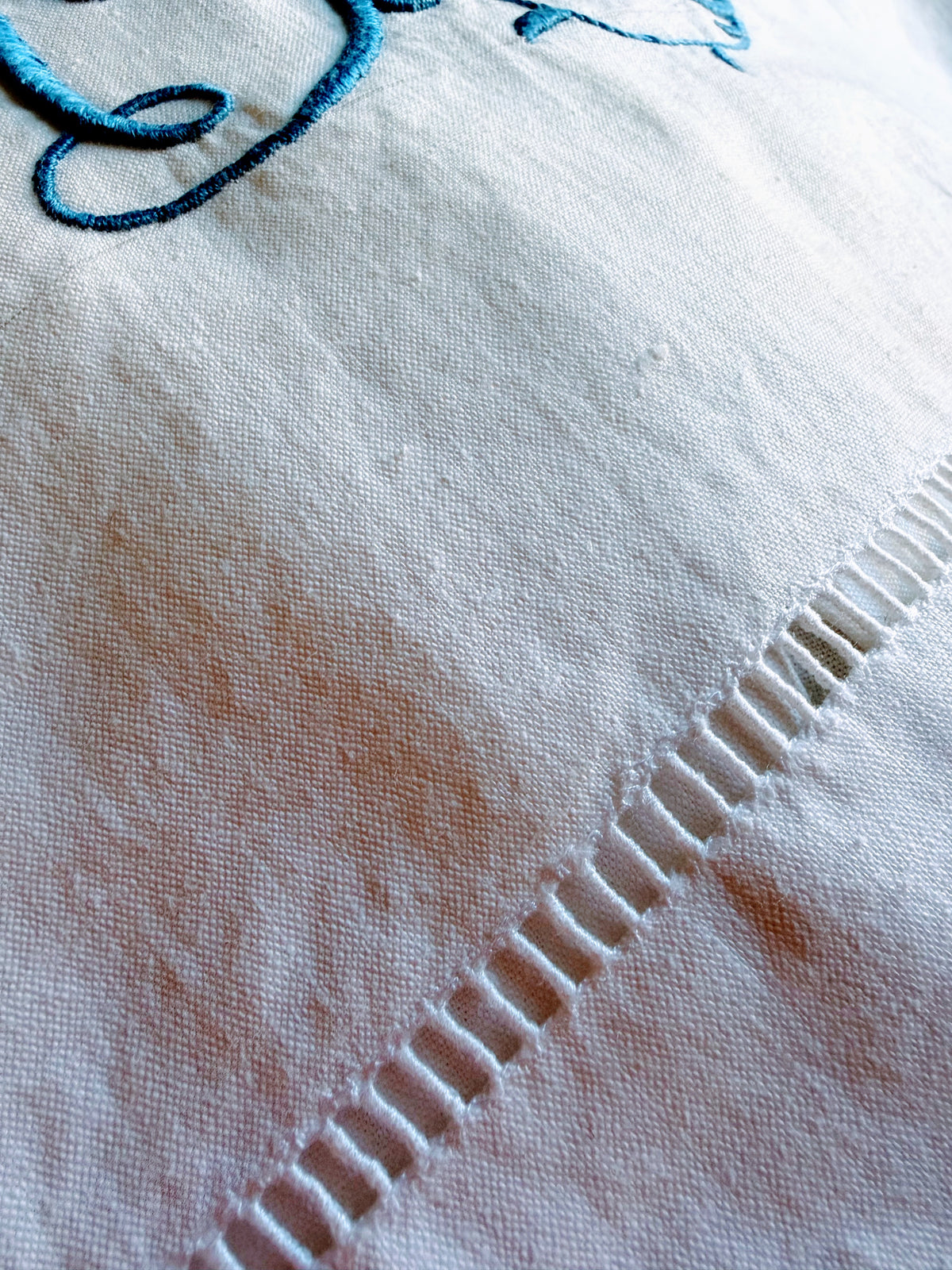 Grembiule con monogramma azzurro GL e sfilatura (Ref. 536)