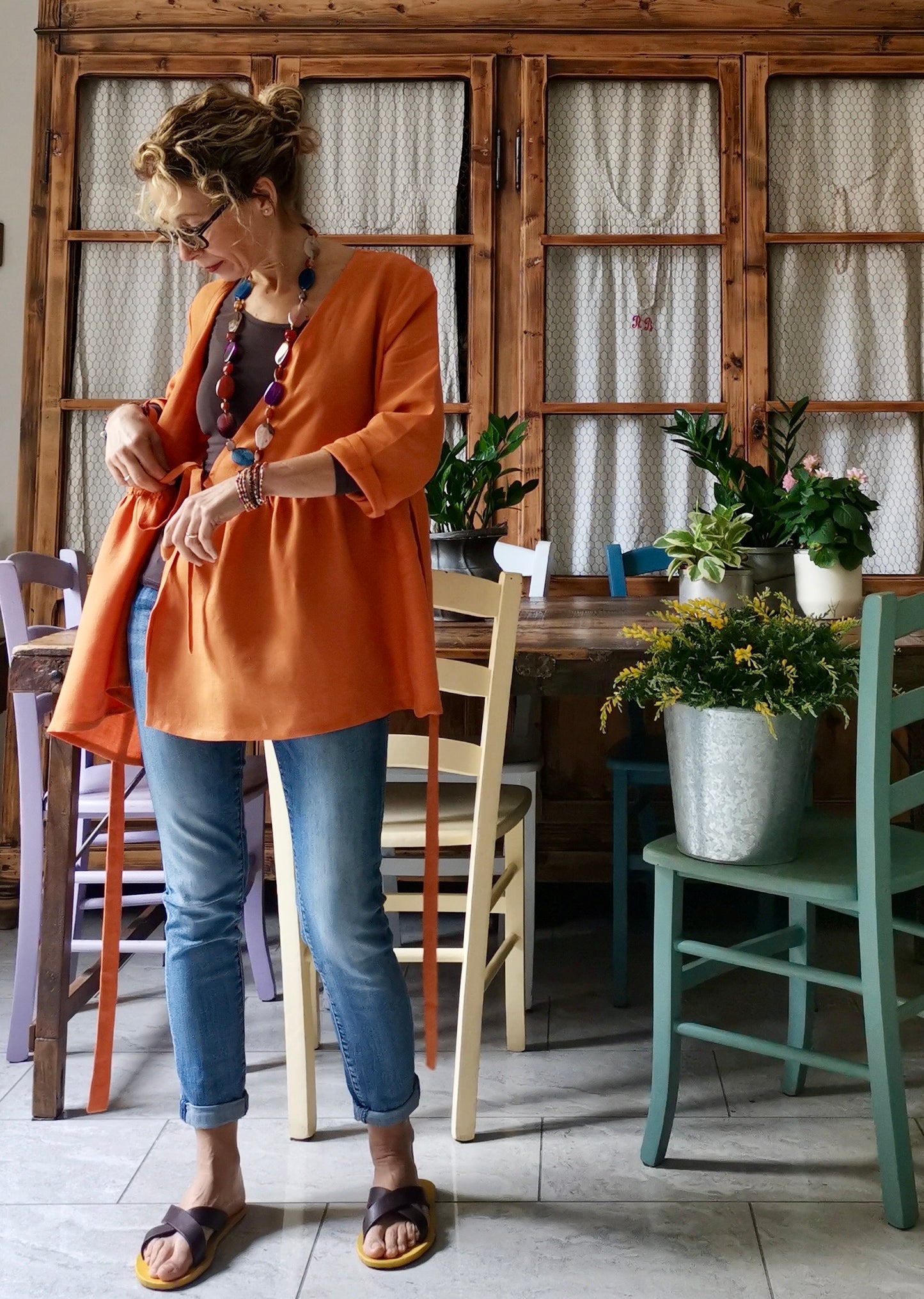 Camicia incrociata in lino arancio con maniche