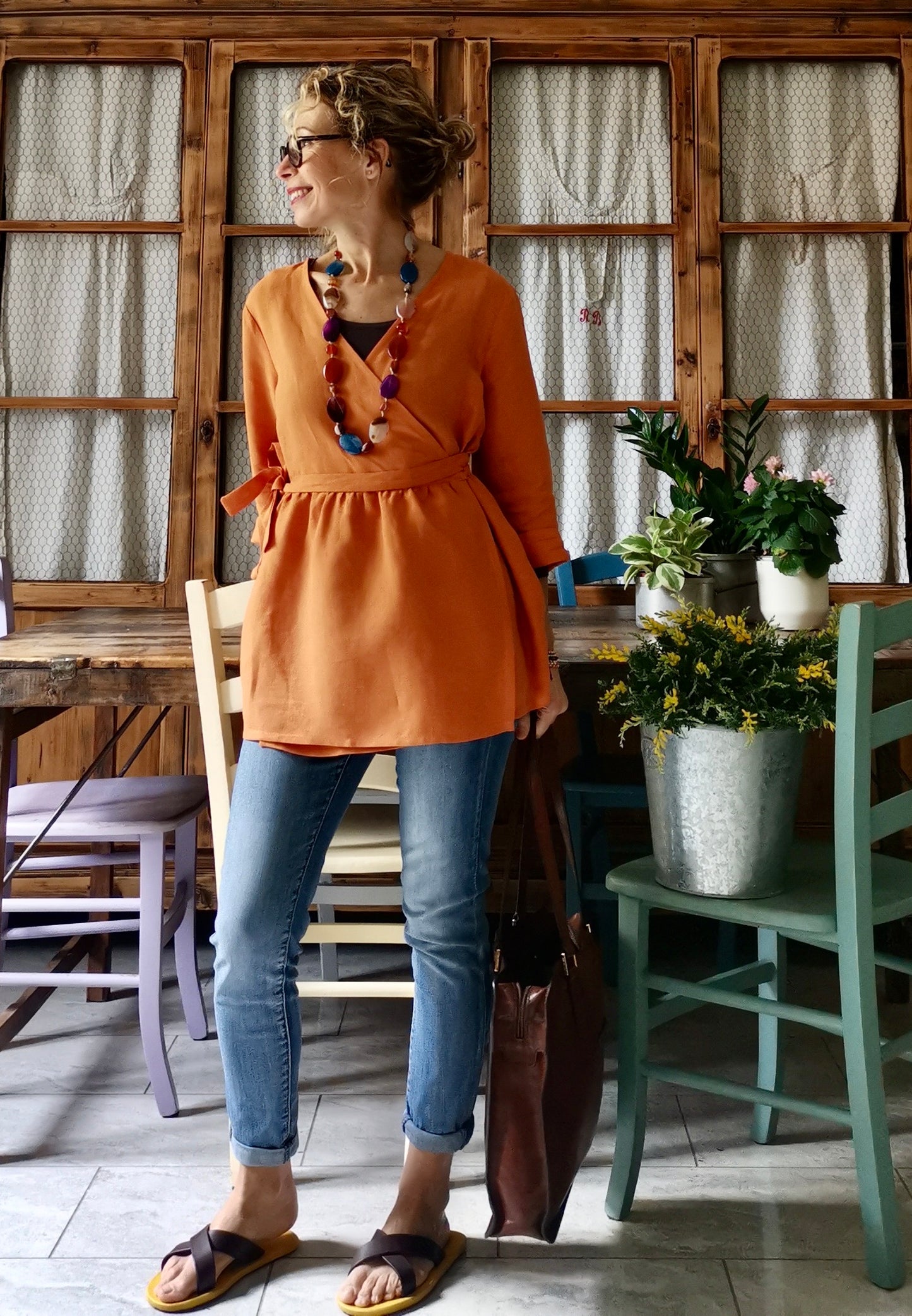 Camicia incrociata in lino arancio con maniche