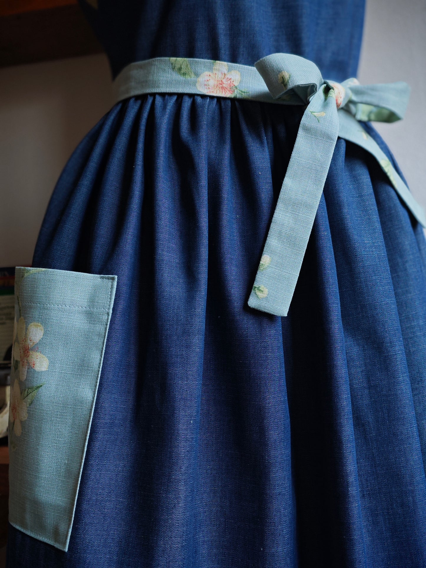 Grembiule in lino denim con dettagli a fiori (Ref. 470)