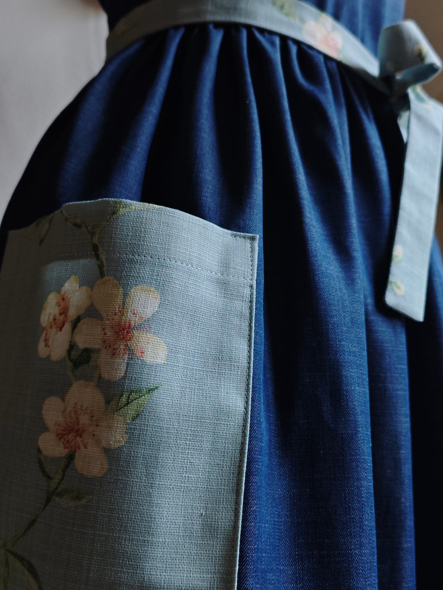 Grembiule in lino denim con dettagli a fiori (Ref. 470)