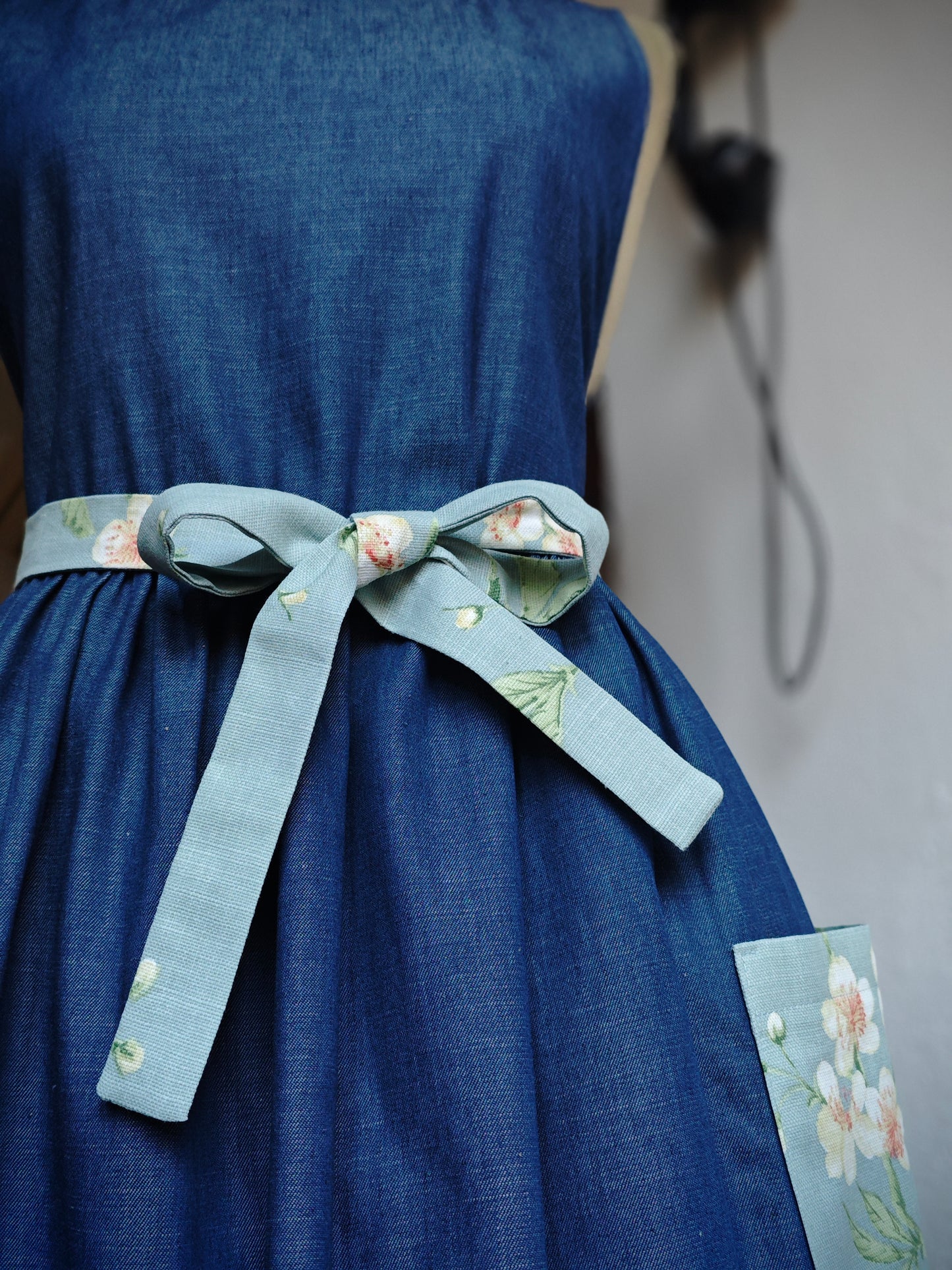 Grembiule in lino denim con dettagli a fiori (Ref. 470)