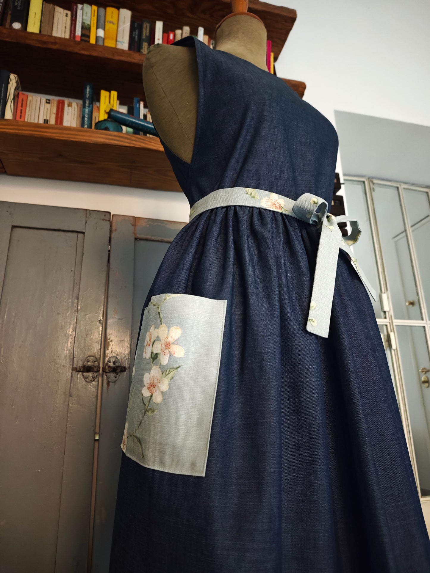 Grembiule in lino denim con dettagli a fiori (Ref. 470)