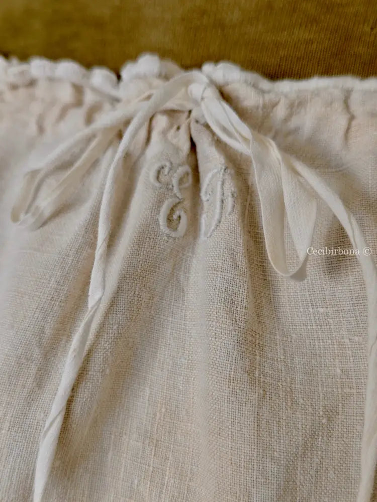 Abito antico con monogramma EF (Ref. 422) Abito antico