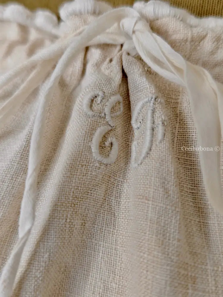 Abito antico con monogramma EF (Ref. 422) Abito antico