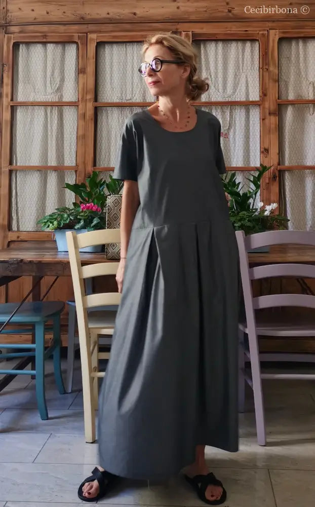 Abito grigio con pieghe e mezze maniche (Ref. 174) abito donna