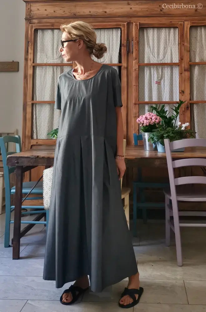 Abito grigio con pieghe e mezze maniche (Ref. 174) abito donna