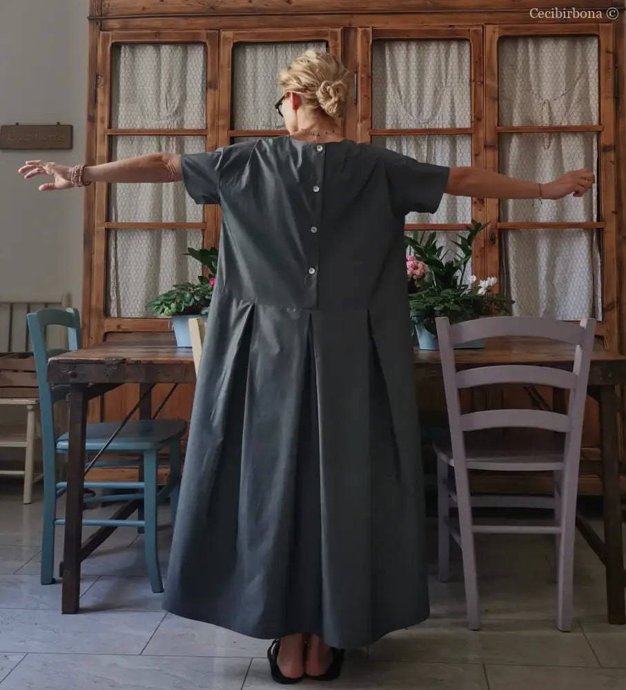 Abito grigio con pieghe e mezze maniche (Ref. 174) abito donna