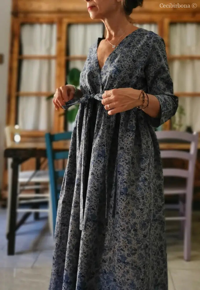 Abito lungo impero in lino a fiori blu (Ref. 117) abbigliamento