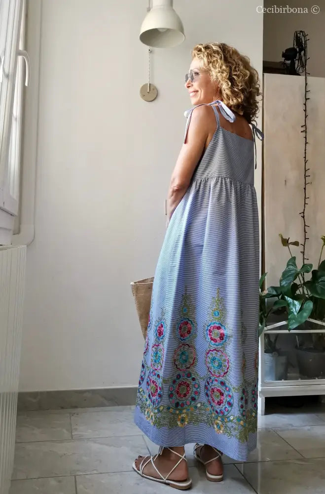 Abito lungo stile impero con bretelle in cotone a righe celesti - vestito leggero con ricamo - prendisole alla