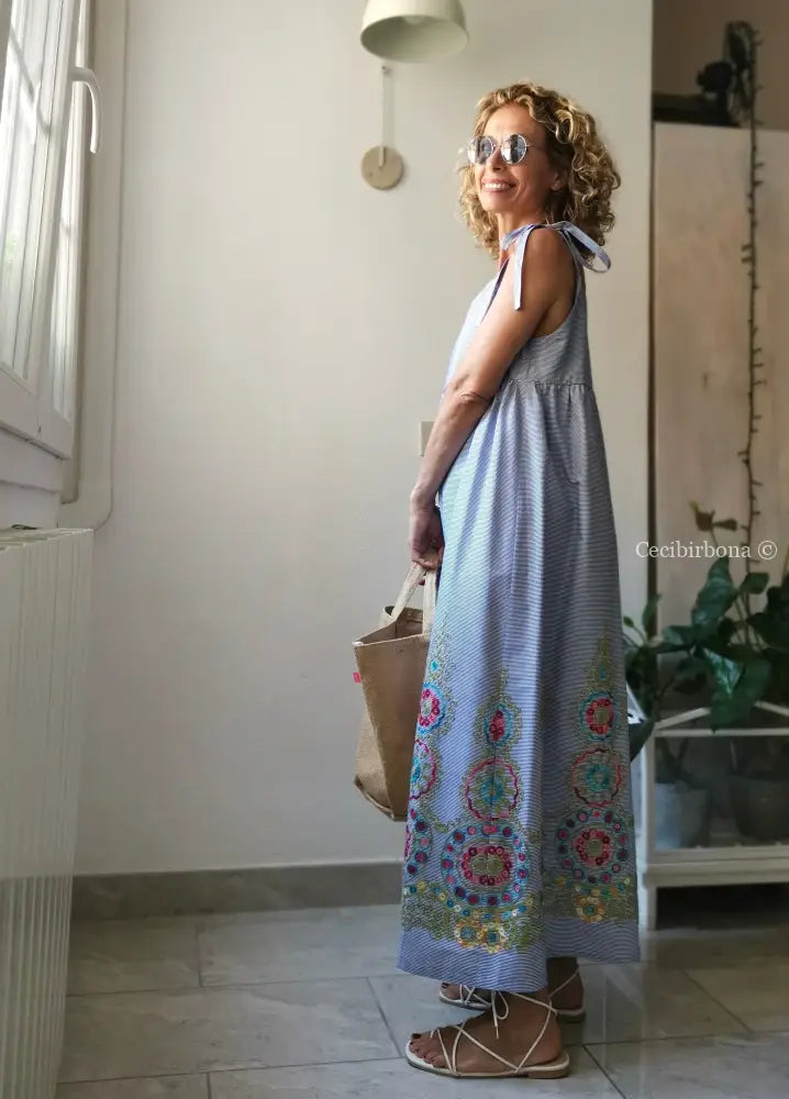 Abito lungo stile impero con bretelle in cotone a righe celesti - vestito leggero con ricamo - prendisole alla