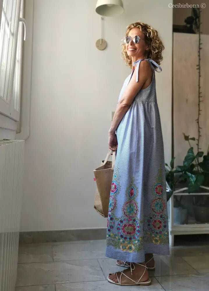 Abito lungo stile impero con bretelle in cotone a righe celesti - vestito leggero con ricamo - prendisole alla