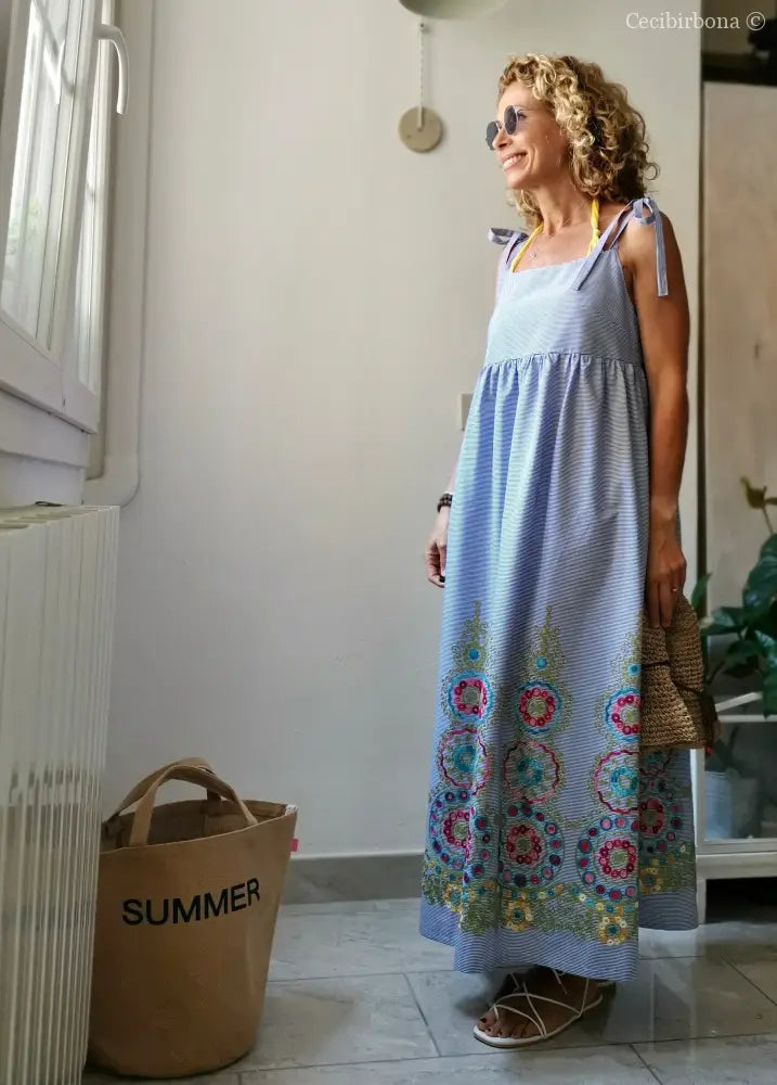 Abito lungo stile impero con bretelle in cotone a righe celesti - vestito leggero con ricamo - prendisole alla