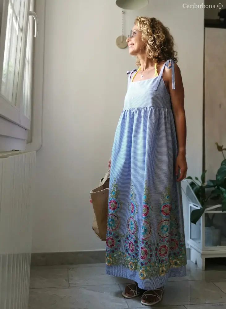 Abito lungo stile impero con bretelle in cotone a righe celesti - vestito leggero con ricamo - prendisole alla