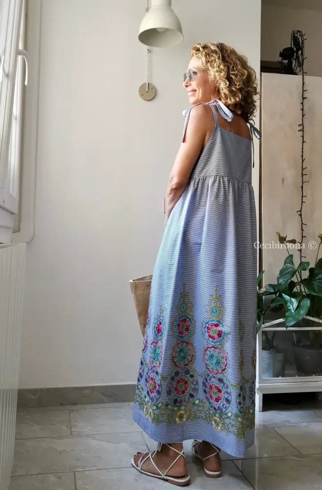 Abito lungo stile impero con bretelle in cotone a righe celesti - vestito leggero con ricamo - prendisole alla