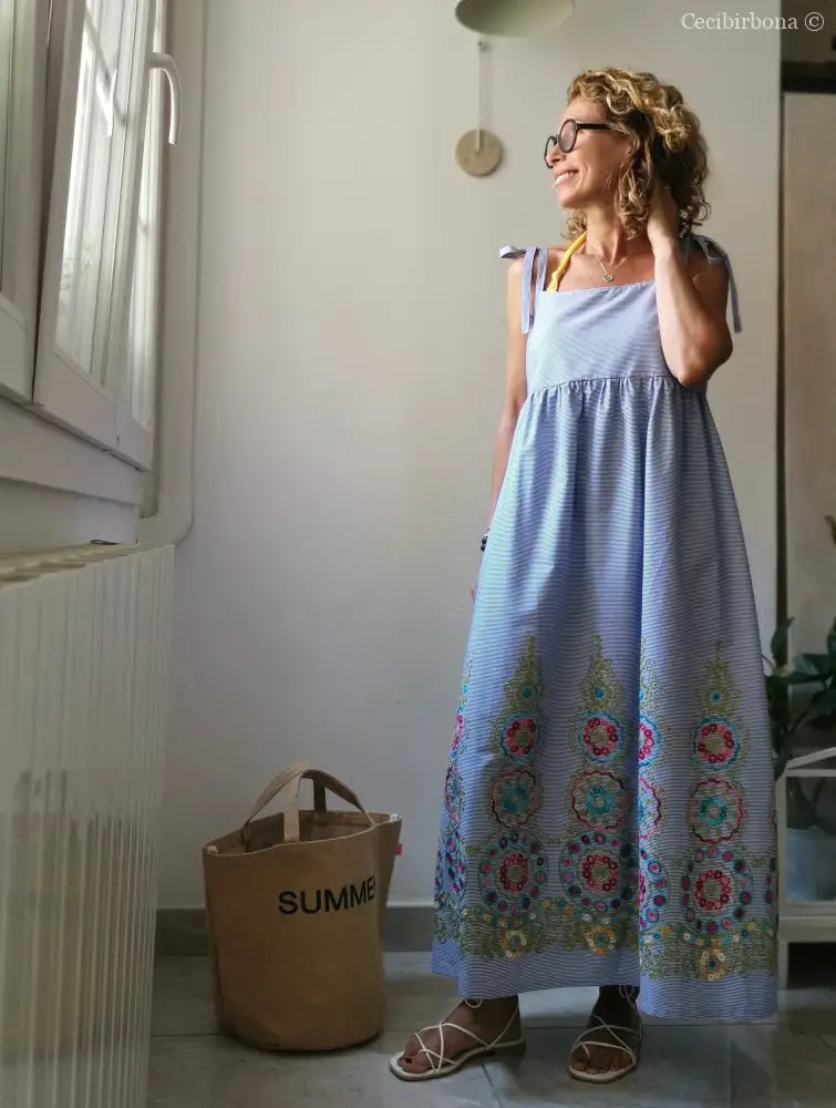 Abito lungo stile impero con bretelle in cotone a righe celesti - vestito leggero con ricamo - prendisole alla