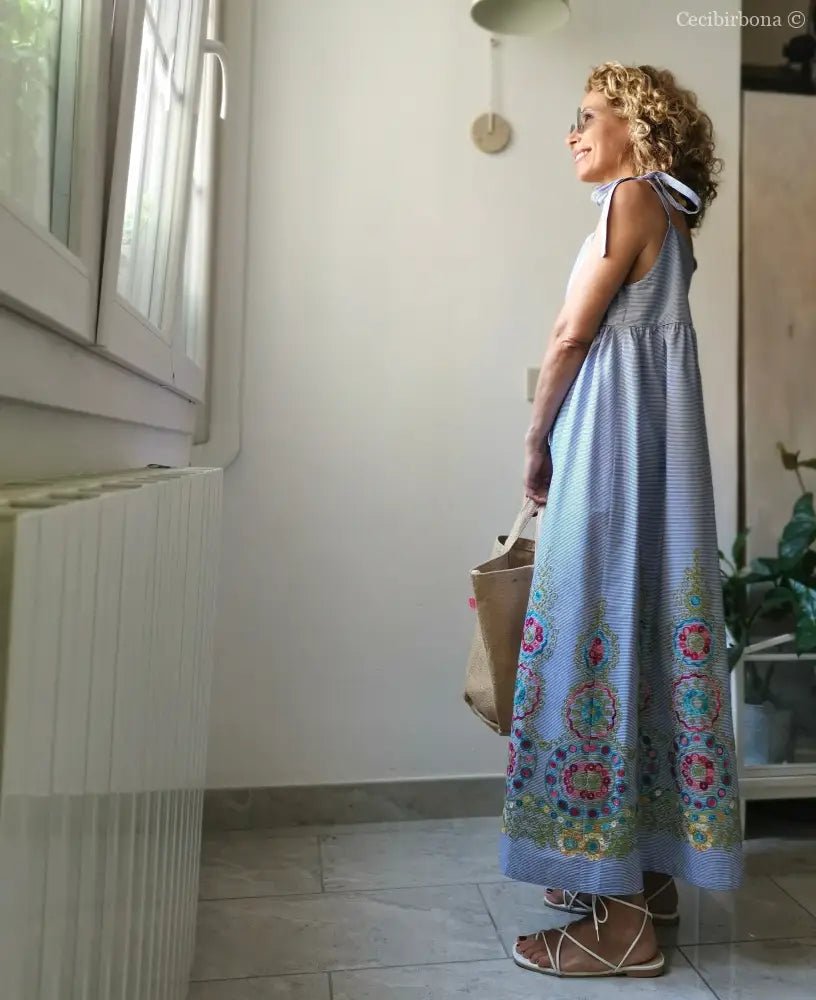 Abito lungo stile impero con bretelle in cotone a righe celesti - vestito leggero con ricamo - prendisole alla