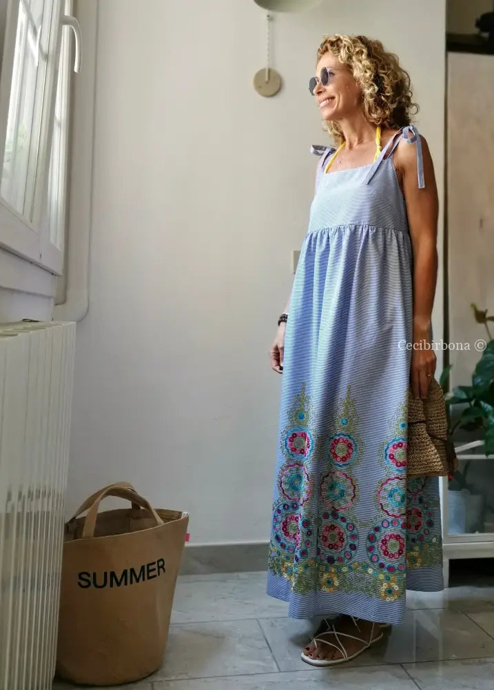 Abito lungo stile impero con bretelle in cotone a righe celesti - vestito leggero con ricamo - prendisole alla