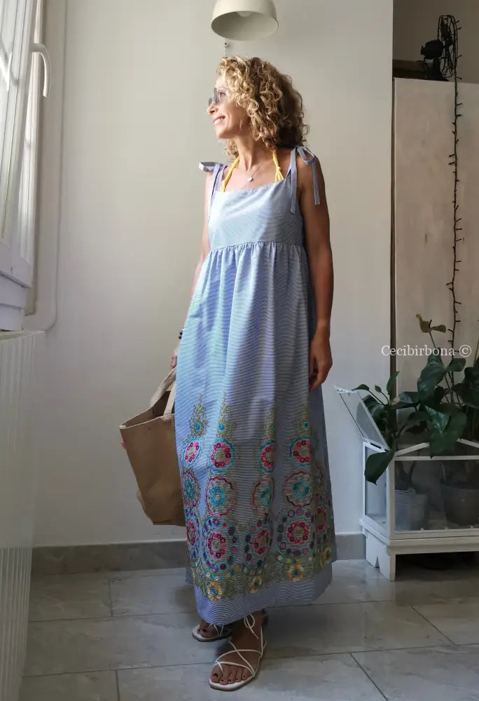 Abito lungo stile impero con bretelle in cotone a righe celesti - vestito leggero con ricamo - prendisole alla