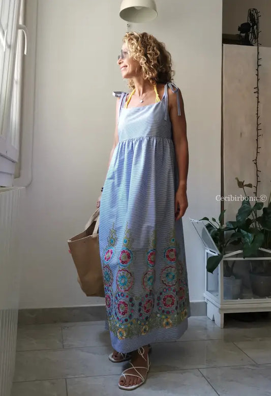 Abito lungo stile impero con bretelle in cotone a righe celesti - vestito leggero con ricamo - prendisole alla