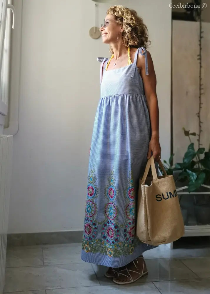 Abito lungo stile impero con bretelle in cotone a righe celesti - vestito leggero con ricamo - prendisole alla
