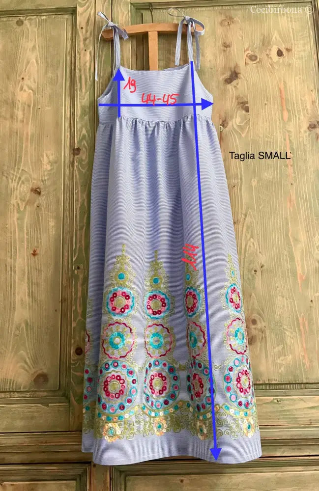 Abito lungo stile impero con bretelle in cotone a righe celesti - vestito leggero con ricamo - prendisole alla